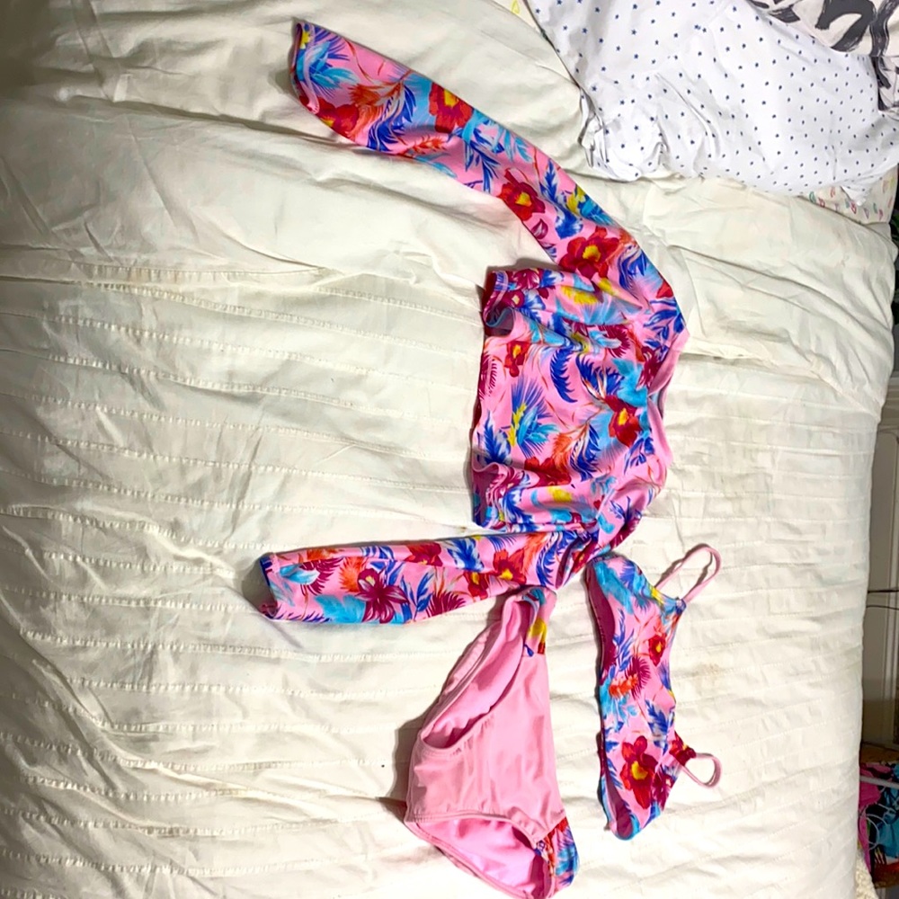I’m selling a set that comes with a water shirt the bottoms and the top